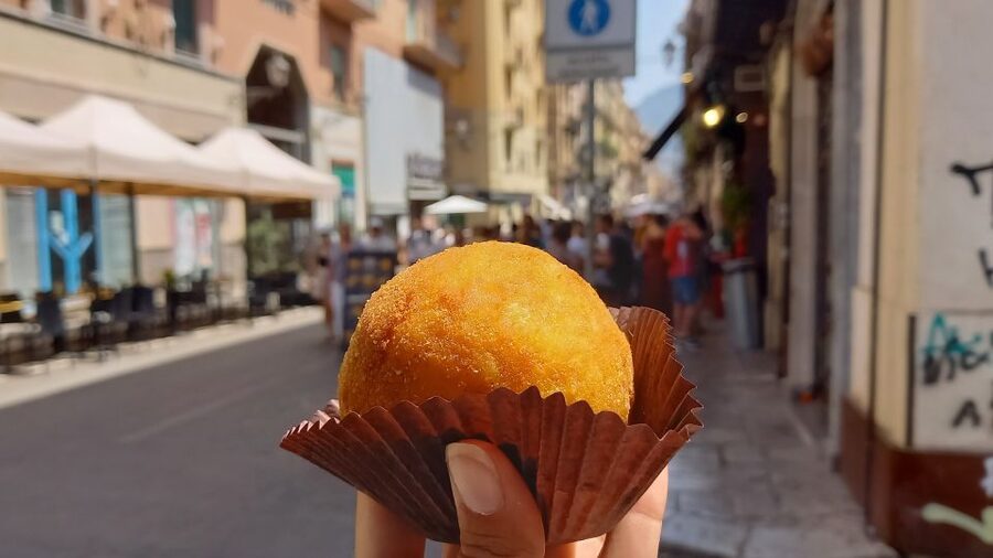 Syracuse: Street Food Walking Tour in Ortigia with Tastings - The seafood market and summer fish cone