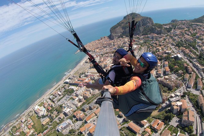 Tandem Paragliding Flight in Cefalù - Who will enjoy this most?