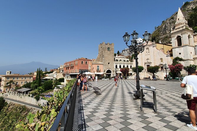 Taormina: A Self-Guided Audio Tour of Sicily’s Hilltop Town - Vicolo Stretto and a pastry-shop pause