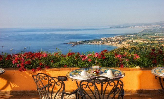 Taormina and Castelmola private and guided tour with Arancino - Taormina begins with Corso Umberto