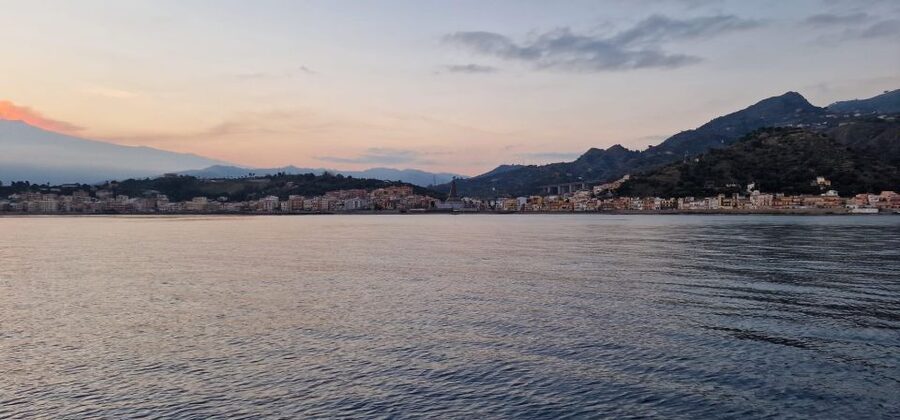 Taormina Coast Tour and Searching Dolphins - The return past Monte Tauro and Etna