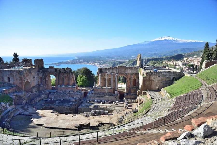 Taormina Private Tour: Discover Hidden Treasures and Dreamscapes - Returning to Corso Umberto and reaching the Odeon