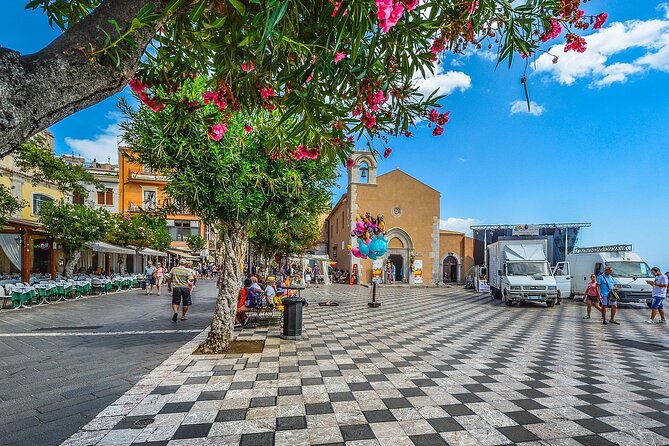 Taormina Private Walking Tour: Explore Top Sights & Hidden Gems - Walking Corso Umberto from gate to gate