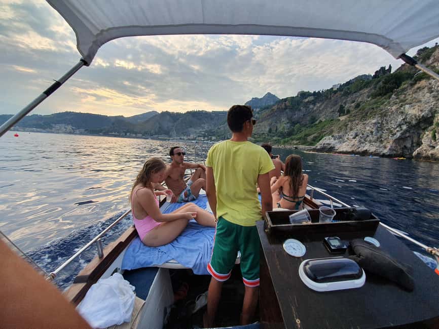 Taormina: Sunset Boat Tour with Aperitif - Villagonia at sunset