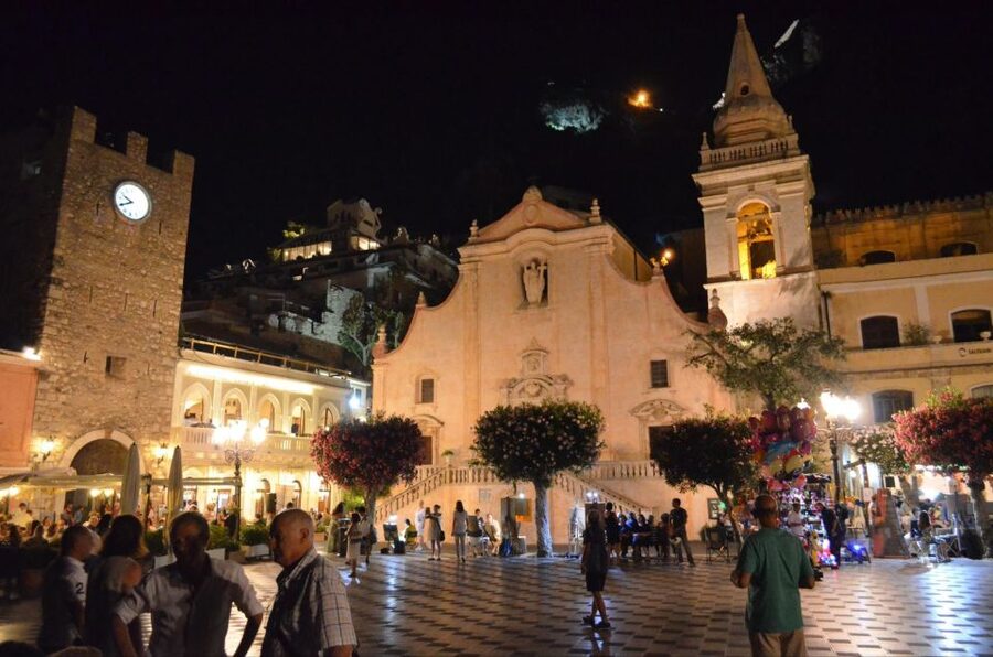 Taormina: Sunset Walking Tour & Aperitif on Rooftop Terrace - Why Taormina works best after sunset