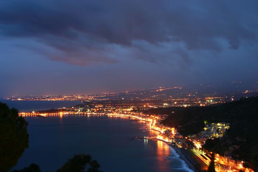 Taormina: Sunset Walking Tour & Aperitif on Rooftop Terrace - Porta Messina and the opening stretch of Corso Umberto