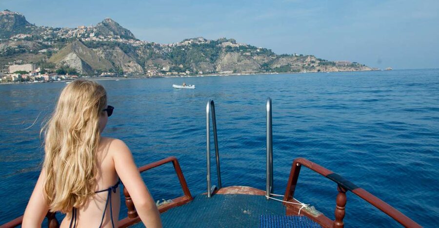 Taormina: White Lotus Tour - Finding the water-green boat at Giardini Naxos