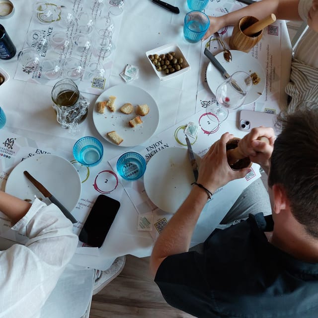 Tasting of sicilian olive oils and specialties - Learning how olive oil is made