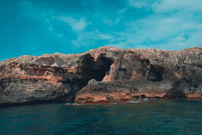 Tour of Ortigia and sea caves by boat in Syracuse - Entering Syracuse’s sea caves
