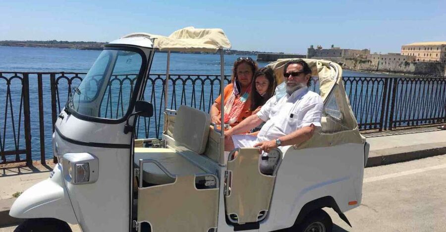 Tour of Syracuse by Ape Calessino - Piazza Santa Lucia and the first city views