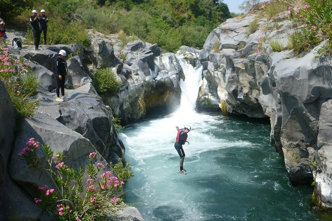 TuffAlcantara - dives, slides and lots of fun in the Alcantara river - Entering the river and learning the route
