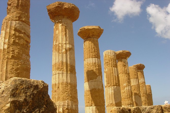 Valley of the Temples and Villa Romana del Casale Day Trip from Taormina - How the multilingual guiding affects your visit