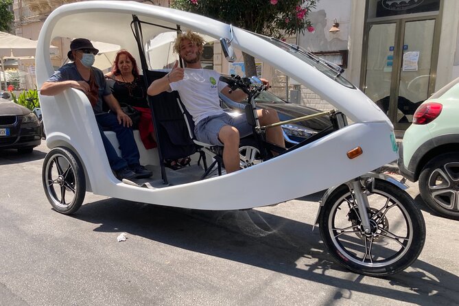 Velobike tour ecologico guidato con soste per visitare i monument - Piazza Minerva and the Cathedral of Syracuse