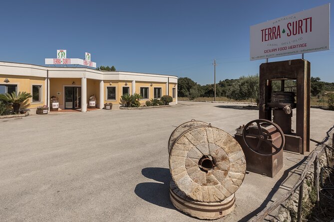 Visit to the olive grove, oil tasting and lunch at the farm - How the two-hour schedule works