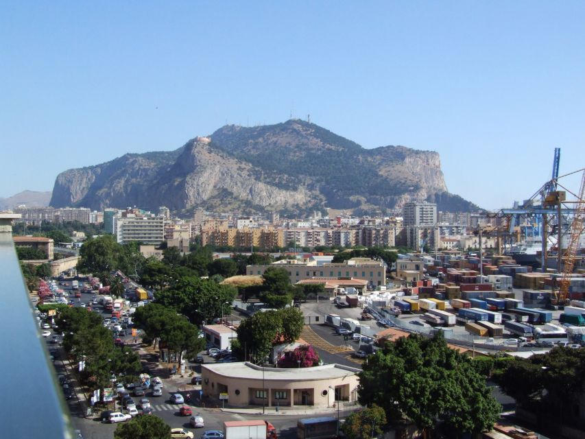 Walking Tour and typical Lunch in a private charming home - Key Points at a Glance
